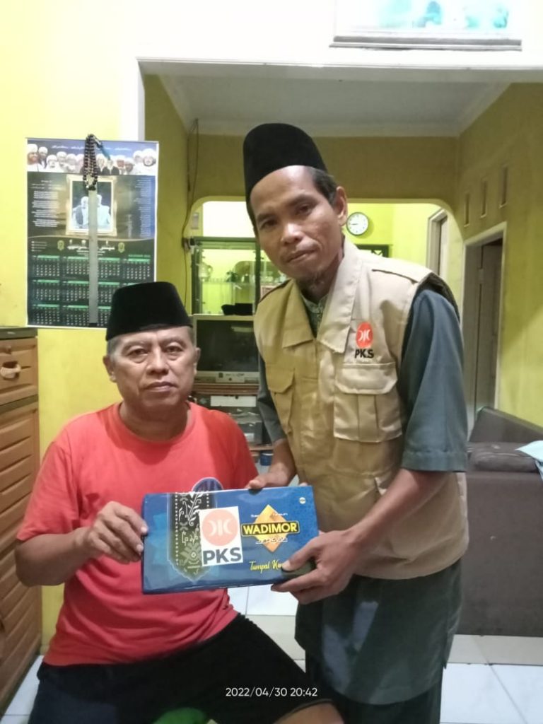 Bantu Puluhan Guru Mengaji di Pedesaan, PIP PKS Korea Selatan Sumbang Sarung Lebaran